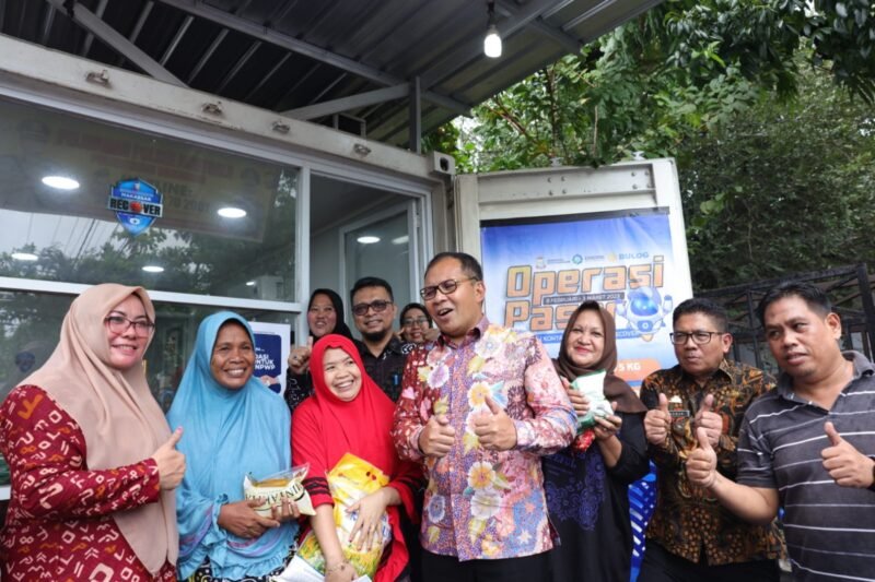 Wali Kota Makassar, Danny Pomanto tinjau langsung pelaksanaan Operasi Pasar di Kontainer Makassar Recover di Jalan Kandea Kelurahan Baraya Kecamatan Bontoala, Kamis (09/02/2023)