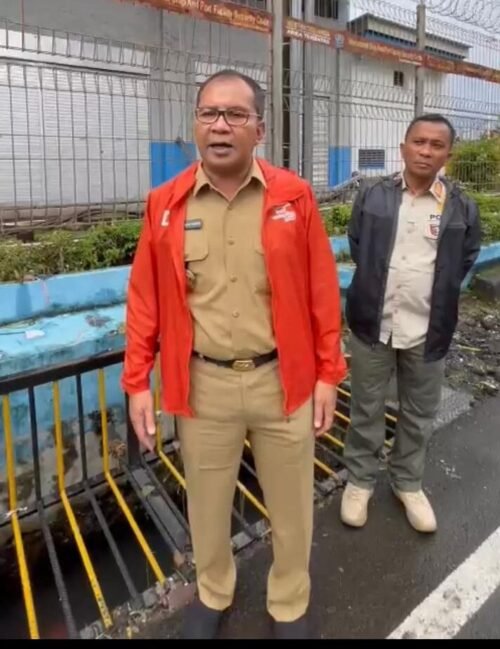 Wali Kota Makassar, Danny Pomanto meninjau saluran drainase pembuangan utama yang terkoneksi dengan pusat kota laut, Selasa (14/02/2023)
