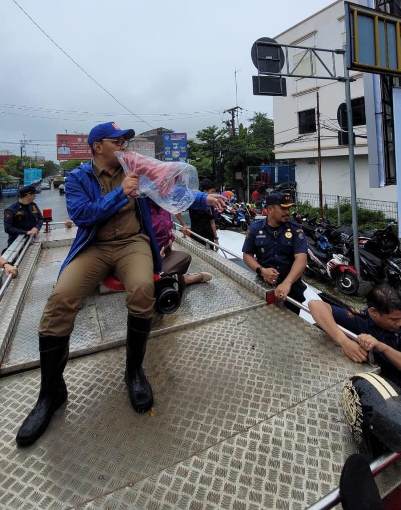 Wali Kota Makassar, Danny Pomanto bersama jajaran terkait turun langsung mengevakuasi warga terdampak curah hujan tinggi di Makassar, Senin (13/02/2023)