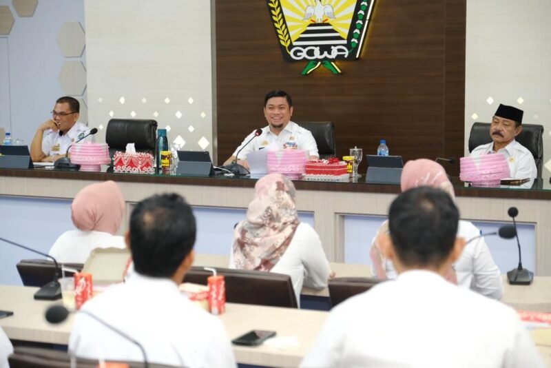 Bupati Gowa, Adnan Purichta Ichsan didampingi oleh Wakil Bupati Gowa, Abd Rauf Malaganni memimpin Rapat Bersama Camat dan Sekcam di Baruga Karaeng Galesong, Rabu (08/02/2023)