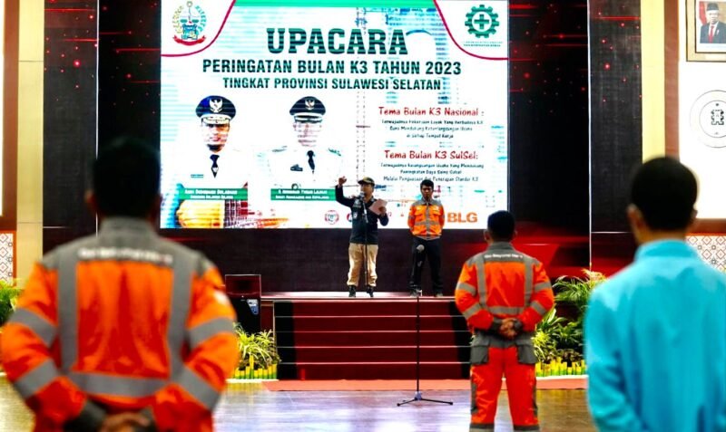 Gubernur Sulsel, Andi Sudirman Sulaiman bertindak sebagai inspektur upacara (Irup) pada apel Bulan Keselamatan dan Kesehatan Kerja (K3) Nasional Provinsi Sulsel dipusatkan di Kantor Pusat PT Semen Tonasa Kabupaten Pangkep, Selasa (14/02/2023)