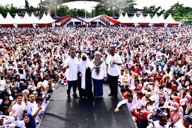 Gubernur Sulsel, Andi Sudirman Sulaiman melepas sekitar 50 ribu peserta Jalan Sehat Anti Mager di Lapangan H. Makkatang Dg. Sibali, Takalar, Sabtu (11/02/2023)