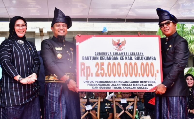 Gubernur Sulawesi Selatan, Andi Sudirman Sulaiman serahkan bantuan keuangan senilai Rp 25 Miliar kepada Bupati Bulukumba, Andi Muchtar Ali Yusuf, Sabtu (04/02/2023)
