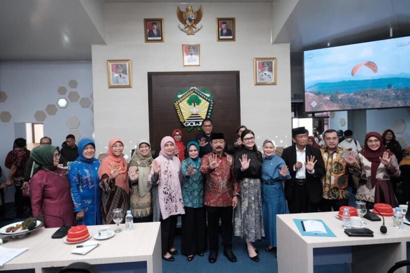 Wakil Bupati Gowa, H Abd Rauf Malaganni menerima Kunjungan Kerja Spesifik Komisi IX DPR RI terkait Pengawasan dan Percepatan Penurunan Stunting di Kabupaten Gowa yang berlangsung di Baruga Karaeng Pattingalloang, Kantor Bupati Gowa, Kamis (02/02/2023).