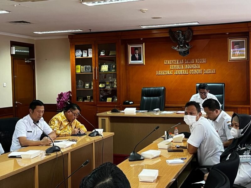 Asisten I Pemkot Makassar, Andi Yasir didampingi Kepala Bagian Tata Pemerintahan, Aswin menghadiri Rapat Persiapan Peringatan Hari OTDA XXVII yang diadakan oleh Ditjen Otda Kemendagri RI di Gedung F Kantor Kemendagri RI Jakarta Pusat, Rabu (08/02/2023)