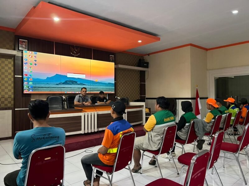 Sekcam Bontoala,  Manggala Putra pimpin Rapat Koordinasi bahas peningkatan kebersihan dan keindahan wilayah Kecamatan Bontoala di Kantor Kecamatan Bontoala Lantai 3, Jumat (10/02/2023)