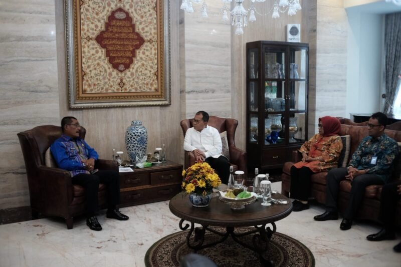 Wali Kota Makassar, Danny Pomanto terima kunjungan Kepala Kantor Wilayah Kementerian Hukum dan HAM, Liberti Sitinjak di Kediaman pribadinya Jalan Amirullah, Jumat (10/02/2023).