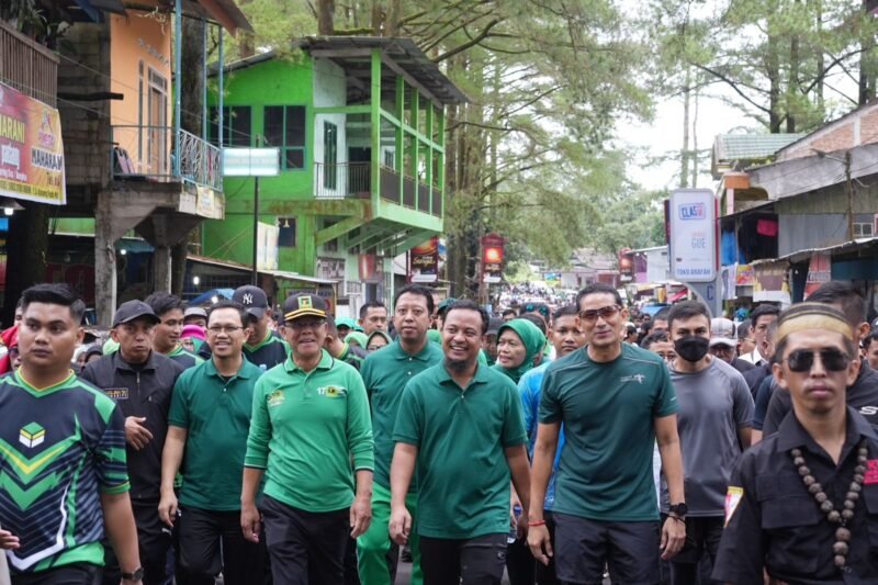 Gubernur Sulsel, Andi Sudirman Sulaiman mendampingi Plt. Ketua Umum DPP PPP, Muhammad Mardiono dan Menparekraf, Sandiaga Salahuddin Uno mengikuti Jalan Sehat dalam rangka 50 Tahun Partai Persatuan Pembangunan (PPP) di Malino, Kabupaten Gowa, Minggu (12/02/2023).