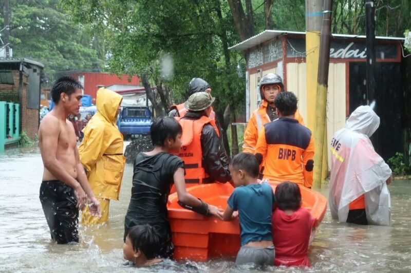 Tim BPDB Provinsi Sulsel evakuasi warga terdampak banjir dengan menyebar Tim dan perahu taktis, Senin (13/02/2023)