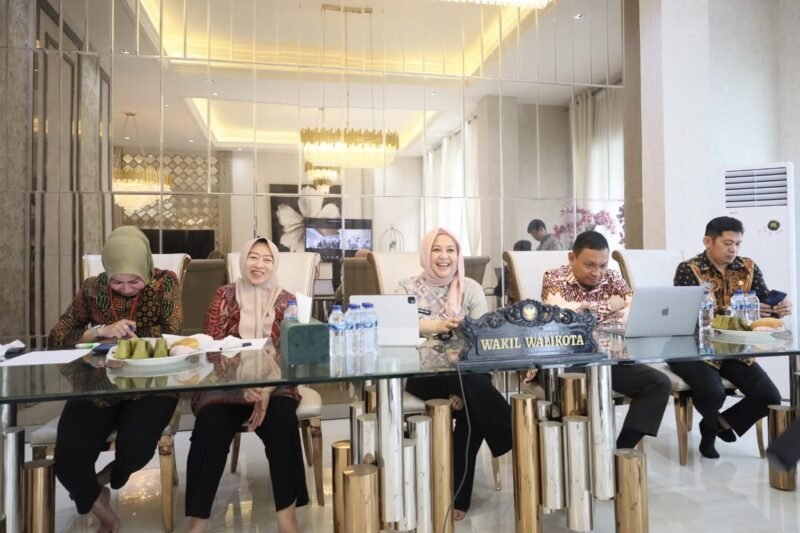 Wakil Wali Kota Makassar, Fatmawati Rusdi, pimpin rapat koordinasi terkait program satu juta polybag gerakan terus menanam, didampingi Asisten II bidang Perekonomian dan Pembangunan, Rusmayani Madjid, Kepala Dinas Perikanan dan Pertanian (DP2), Evy Aprialty dan Kepala Dinas Ketahanan Pangan, Mahyuddin serta seluruh camat, lurah, dan Kelompok Wanita Tani (KWT) se Makassar melalui zoom meeting, Kamis (16/02/2023).