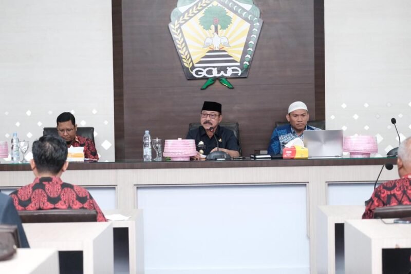 Wakil Bupati Gowa, H Abd Rauf Malaganni membuka Rapat Koordinasi (Rakor) Percepatan Penghapusan Kemiskinan Ekstrem (P3KE) di Baruga Karaeng Pattingalloang, Kantor Bupati Gowa, Kamis (16/02/2023).