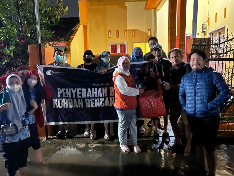 Perumda Air Minum (PDAM) Kota Makassar kembali serahkan bantuan kepada para pengungsi banjir di 3 titik lokasi, Kamis (16/02/2023) kemarin.