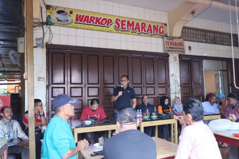 Wali Kota Makassar, Danny Pomanto bersilaturahmi dan ngopi bareng Tokoh Masyarakat Soppeng di Warkop Semarang, Sabtu (18/02/2023).