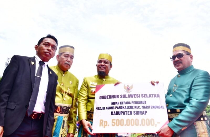 Gubernur Sulsel, Andi Sudirman Sulaiman serahkan secara simbolis bantuan dana hibah senilai Rp 500 Juta kepada pengurus Masjid Agung pada acara 679 Tahun Kabupaten Sidrap di Halaman Kantor Bupati Sidrap, Sabtu (18/02/2023)