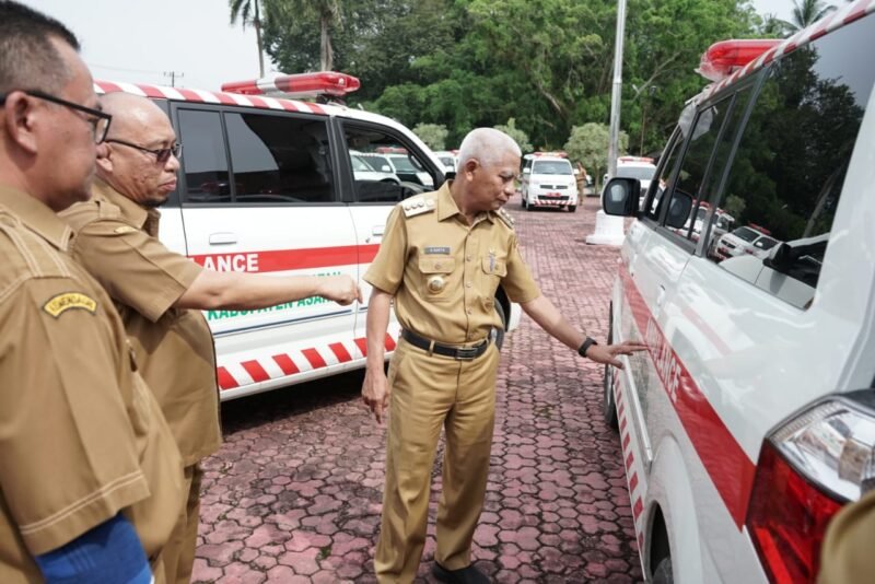 Bupati Asahan H. Surya, BSc bersama dengan Wakil Bupati Taufik Zainal Abidin Siregar, S. Sos, M. Si menyerahkan 12 unit ambulance kepada Dinas Kesehatan (Dinkes) Kabupaten Asahan di Halaman Kantor Bupati Asahan, Senin (26/12/2022)