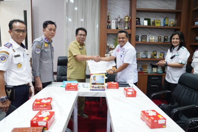 Kepala Pusat Pengelolaan Transportasi Berkelanjutan (PPTB) Kementrian Perhubungan RI, Marwanto Heru Santoso bersama Penjabat Sekretaris Daerah Provinsi (Sekprov) Sulsel, Andi Aslam Patonangi serah terima BAST (Berita Acara Serah Terima) sembilan Pelabuhan Pengumpan di Ruang Kerja Sekprov Sulsel, Senin (20/02/2023).