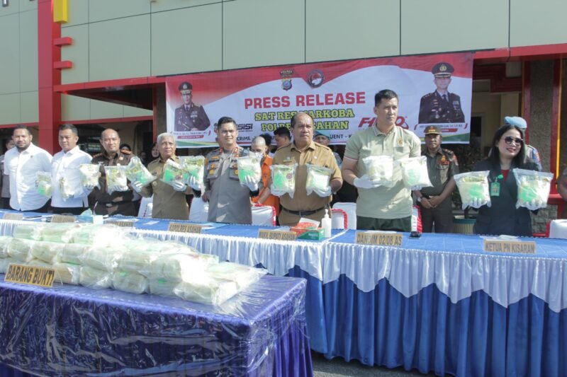 Bupati Asahan H. Surya bersama Wakil Bupati Asahan, Dandim 0208/Asahan, Ketua PN Kisaran, Kajari Asahan dan tamu undangan lainnya menghadiri Press Rilis Sat Res Narkoba Polres Asahan di Halaman Polres Asahan, Selasa (21/02/2023)