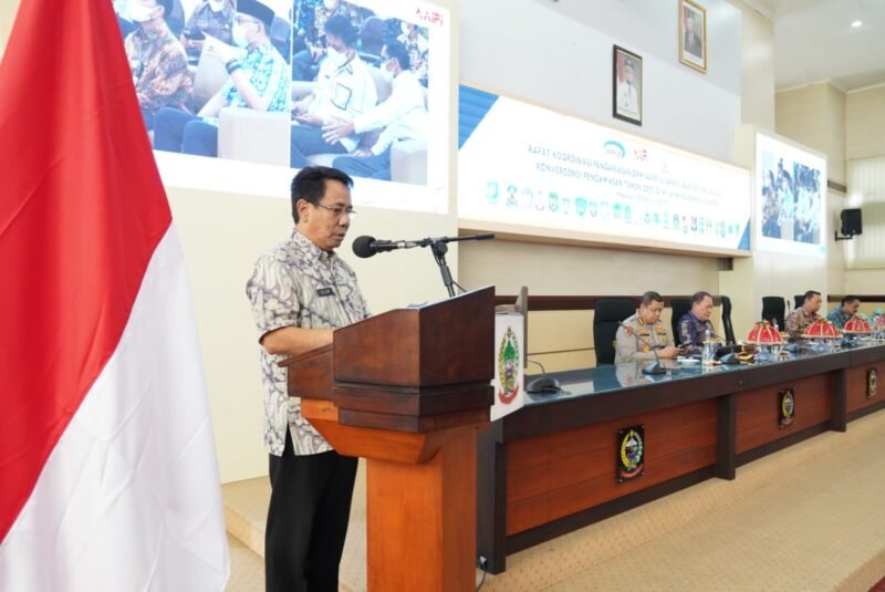 Penjabat Sekretaris Daerah (Sekda) Provinsi Sulsel, Andi Aslam Patonangi membuka Rapat Koordinasi Pengawasan Dewan Pengurus Wilayah (DPW) Asosiasi Auditor Intern Pemerintah Indonesia (AAIPI) Sulsel 2023, di Ruang Rapat Pimpinan Kantor Gubernur, Kamis (23/02/2023).