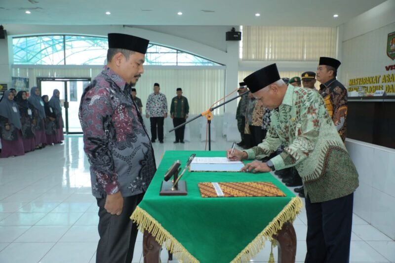 Bupati Asahan H. Surya melantik Dewan MTQ) ke-54 Tingkat Kabupaten Asahan Tahun 1444 H/2023 M di Aula Melati Kantor Bupati Asahan, Jum'at (24/02/2023)