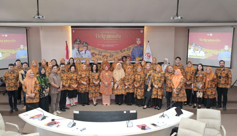 Ketua Dekranasda, Indira Yusuf Ismail membuka Raker Dekranasda Kota Makassar Tahun 2023 yang digelar di Ruang Sipakalebbi, Balaikota Makassar, Sabtu (25/02/2023).