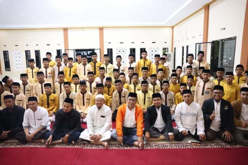 Ketua IKA UNHAS Wilayah Sulawesi Selatan, Moh. Ramdhan Pomanto silaturahmi bersama santri dan pimpinan Pondok Pesantren (Ponpes) Wahdah Islamiyah Ibnu Qayyim di Kabupaten Bone, Minggu (26/02/2023) malam.