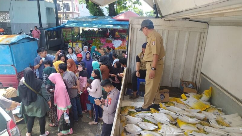 Dinas Perdagangan (Disdag) Kota Makassar gelar operasi pasar khusus beras di 5 Pasar Tradisional Makassar, Senin (27/02/2023).