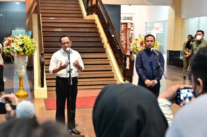 Mendagri RI, Tito Karnavian didampingi oleh Gubernur Sulsel, Andi Sudirman Sulaiman memimpin Rapat Koordinasi (Rakor) Inflasi Tahun 2023 yang diikuti jajaran OPD Pemprov Sulsel di Baruga Lounge Kantor Gubernur Sulsel, Rabu 8 Februari 2023