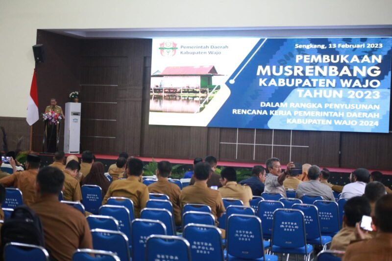 Bupati  Wajo H. Amran Mahmud memberikan sanbutan dan membuka Musrenbang Kabupaten Wajo tingkat kecamatan dalam rangka penyusunan Rencana Kerja Pemerintah Daerah (RKPD) tahun 2024 tahun anggaran 2023 di Ruang Pola Kantor Bupati Wajo, Senin (13/2/2023).