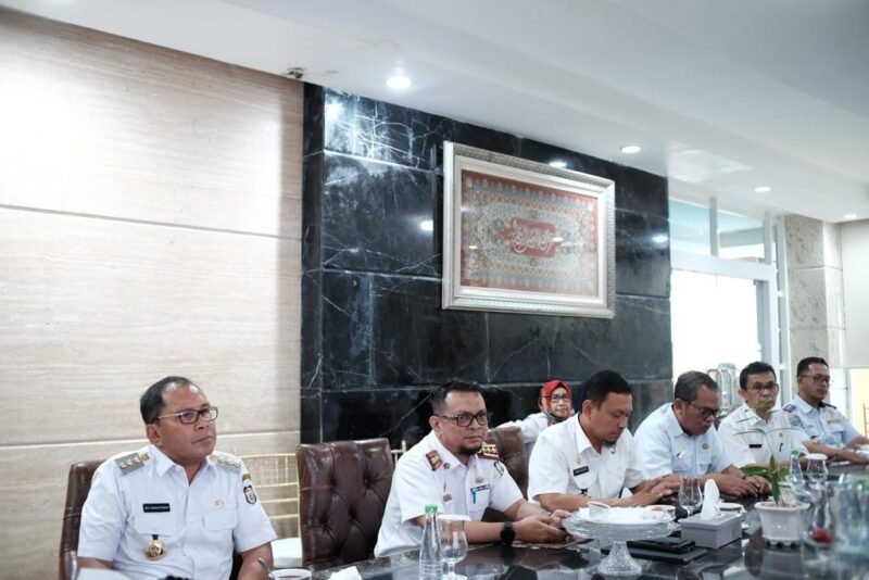Wali Kota Makassar mengikuti Rapat Koordinasi dalam rangka pembahasan langkah konkret pengendalian inflasi Daerah yang dipimpin langsung oleh Mendagri RI, Tito Karnavian via zoom, Rabu (08/02/2023)