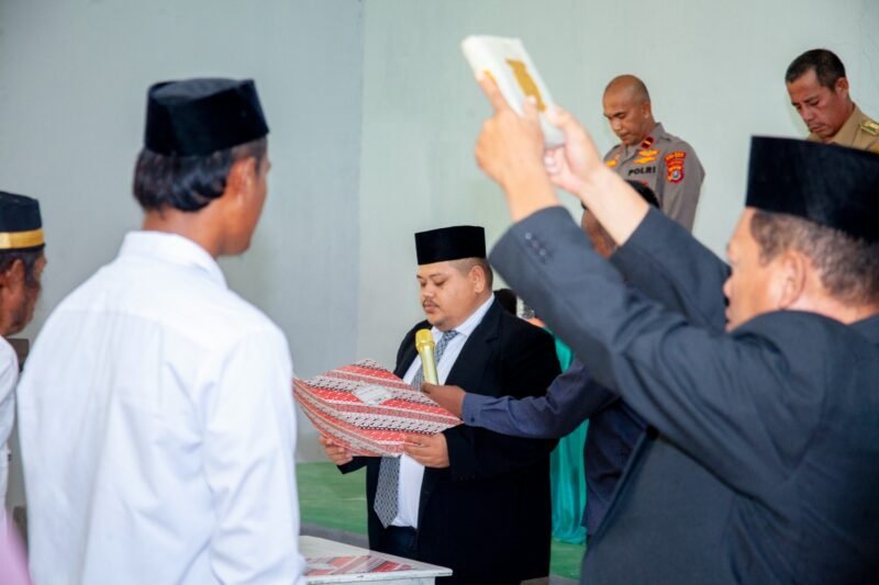 Ketua Panwaslu Kecamatan Sangia Wambulu Ahmed Maqbulah melantik Panwaslu Kelurahan/Desa di gedung serbaguna Desa Doda Bahari, Kecamatan Sangia Wambulu Kabupaten Buton Tengah, Senin(06/02/2023)