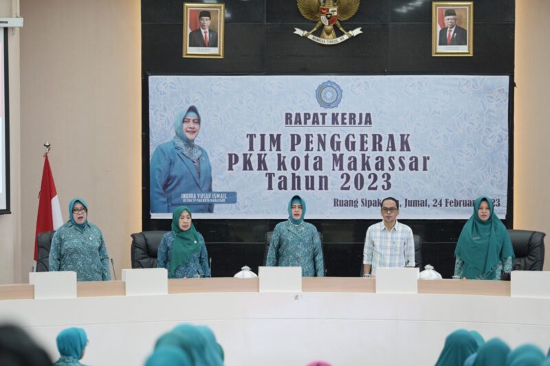 Ketua TP PKK Kota Makassar, Indira Yusuf Ismail mengukuhkan jajaran pengurus antar waktu TP PKK Kota Makassar di Ruang Rapat Sipakatau Balaikota Makassar, Jumat (24/02/2023)