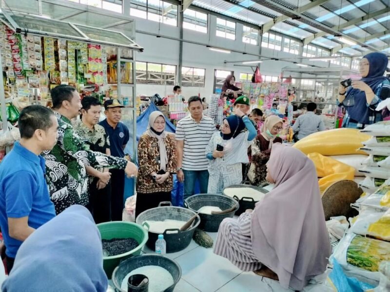 Wakil Bupati Wajo, Amran, memimpin langsung TPID Wajo memantau harga bahan pokok di Pasar Rakyat Mini, Kota Sengkang, Jumat (10/2/2023)