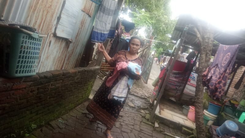 Hasmia (60) warga lansia Jalan Sultan Abdullah RT 3/ RW 3 Kelurahan Tallo Kecamatan Tallo  Makassar