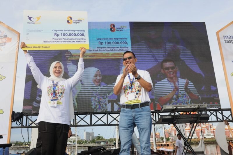 Direktur Compliance and Control Bank Mantap, Judi Budi Wirjanto serahkan CSR Rp 100 Juta untuk penanganan Stunting dan anak putus sekolah kepala Wakil Wali Kota Makassar, Fatmawati Rusdi pada kegiatan Festival MANTAP Indonesia yang digelar di Anjungan Pantai Losari, Sabtu (04/02/2023)