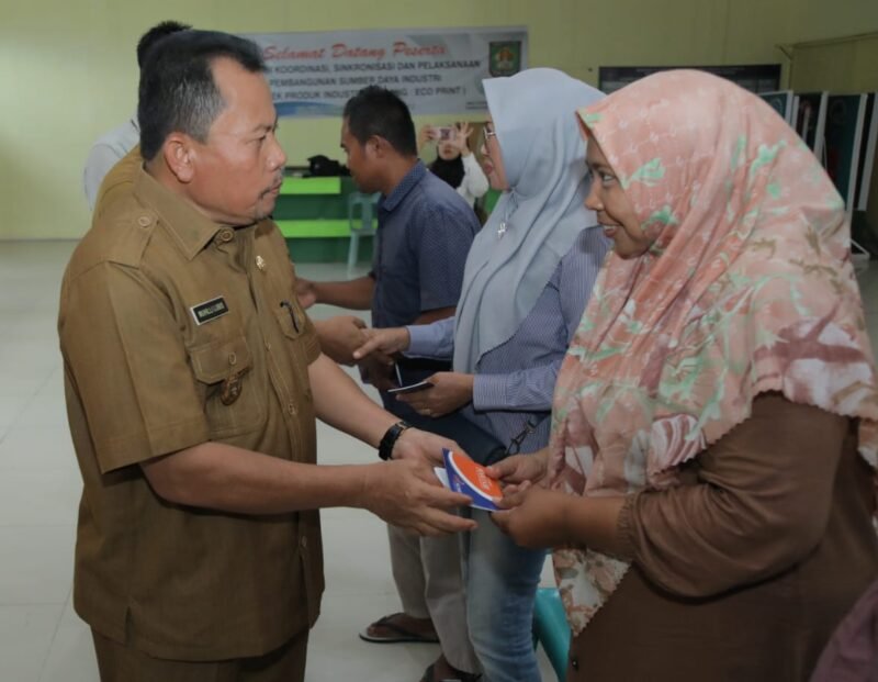 emerintah Kabupaten Asahan melalui Dinas Koperasi, Perdagangan dan Perindustrian Kabupaten Asahan menyerahkan Buku Tabungan Dana Pinjaman Bergulir kepada 65 pelaku Usaha Mikro dan 1 Koperasi yang telah melalui verifikasi administrasi dan faktual oleh UPTD-KUM di Gedung Dekranasda Kabupaten Asahan, Selasa (21/03/2023)