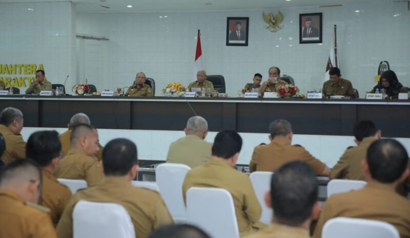 Bupati Asahan H. Surya, BSc memimpin Rapat Koordinasi Pemerintahan (Rakorpem) bulan Maret 2023 di Aula Melati Kantor Bupati Asahan, Senin (13/03/2023)
