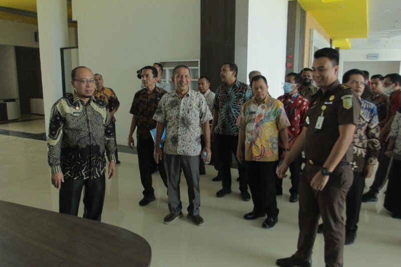 Sekretaris Daerah Kabupaten Asahan John Hardi Nasution didampingi Asisten Perekonomian dan Pembangunan meninjau Proyek pembangunan Mall Pelayanan Publik (MPP) kabupaten Asahan, Kamis (16/02/2023)