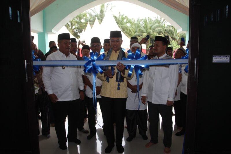  Wakil Gubernur Sumatera Utara (Wagubsu) meresmikan Masjid Musyahadah yang berada di Desa Rahuning II Kecamatan Rahuning, Jum’at (03/03/2023) yang ditandai dengan pengguntingan pita