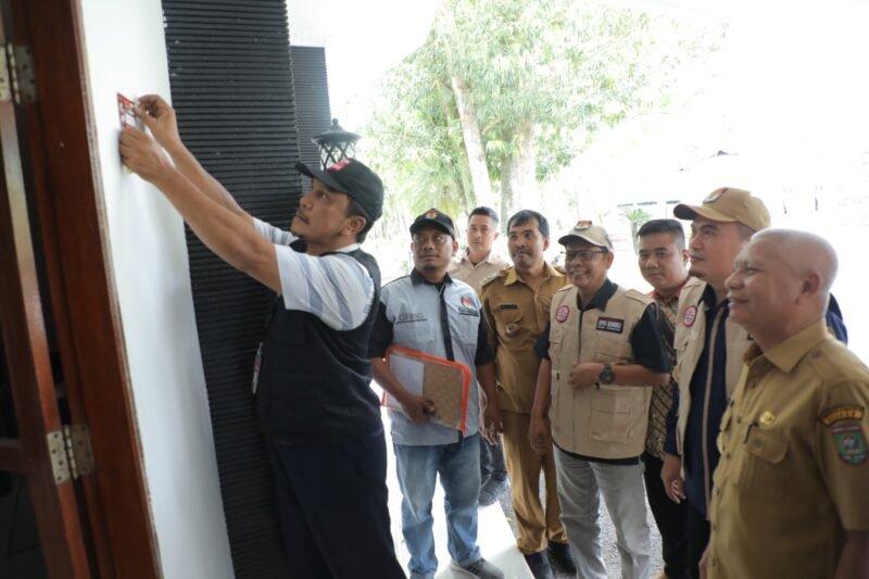 PPS Kelurahan Mekar Baru Kecamatan Kota Kisaran Barat melakukan pendataan pemilu kepada Bupati Asahan di Rumah Dinas Bupati Asahan, Selasa (14/02/2023)