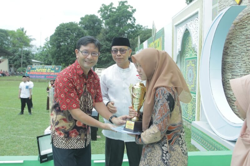 Penyerahan trophy dan hadiah kepada pemenang Musabaqah Tilawatil Quran Nasional (MTQN) Ke- 54 Tingkat Kabupaten Asahan