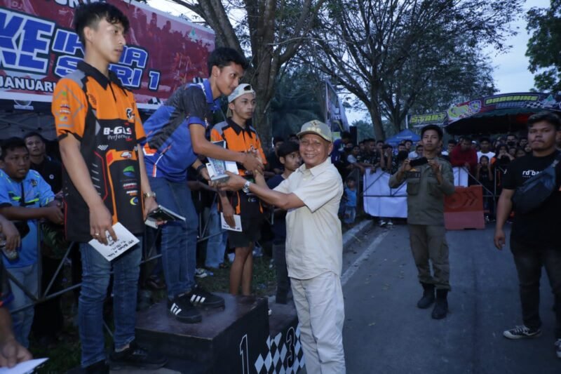 Bupati Asahan Surya  menyerahkan piala kepada pemenang Drag Bike IKMA