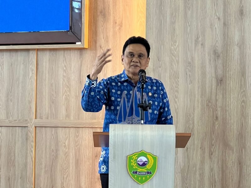 Bupati Barru H. Suardi saleh memberikan arahan dan membuka Lokakarya Optimalisasi Pelaksanaan Program Jaminan Kesehatan Nasional (JKN) dalam pencapaian Universal Health Coverage (UHC) di Kabupaten Barru, di lantai 6 MPP Barru, Kamis (16/3/2023)