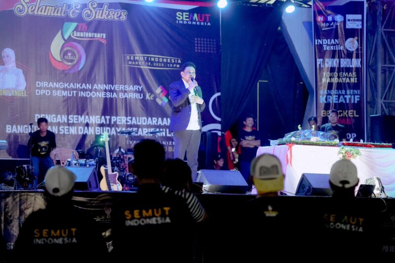Bupati Barru Ir. H. Suardi Saleh, M.Si memberikan sambutan pada peringatan Milad Seniman Dangdut (SEMUT) Indonesia ke 6 tahun yang dirangkaikan dengan Milad DPD SEMUT Barru ke 3 tahun, di Alun-alun Kota Barru, pada Sabtu malam (18/3/2023)