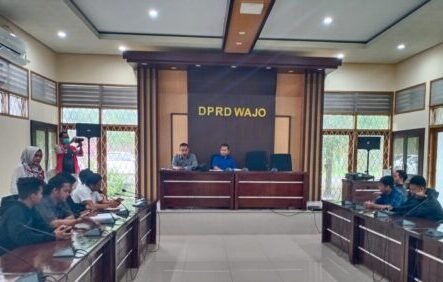 Aktivis yang tergabung dalam Aliansi Mahasiswa Indonesia Wajo Bersatu (AMIWB) mengadukan salah satu Madrasah Aliyah (MA) di Kecamatan Keera, Kabupaten Wajo, Sulawesi Selatan, Rabu (01/03/23)