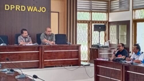 ahli waris Almarhum Baso Mappangile yang didampingi PPWI Kabupaten Wajo, mendatangi kantor DPRD Wajo untuk menyampaikan asprasinya, Selasa 14 Maret 2023