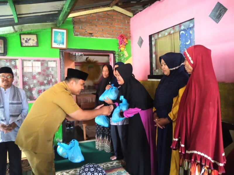 Dinas Komunikasi dan Informatika (Diskominfo) Kota Makassar menyalurkan bantuan paket sembako kepada masyarakat di Lorong Wisata Viborg Denmark, Jalan Gunung Tinggi Mae, Kelurahan Sawerigading, Kecamatan Ujung Pandang, Selasa (28/03/2023)