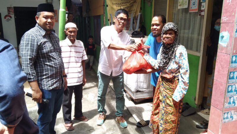 Pejabat Fungsional Teknik dan Tata Bangunan, Faisal Rahman mewakili Kepala Dinas Perumahan serahkan sembako kepada warga, Jumat (31/03/2023)