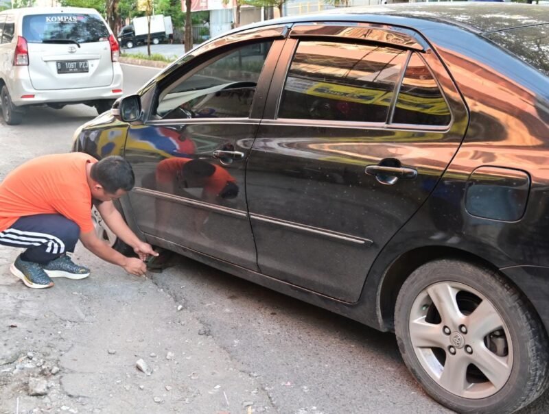 Gubernur Sulsel, Andi Sudirman Sulaiman bantu seorang ibu perbaiki ban mobil bocor di Jalan Gunung Latimojong, Minggu (12/03/2023)
