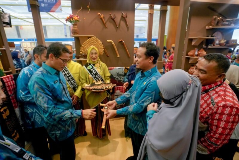 Gubernur Sulsel, Andi Sudirman Sulaiman mendampingi Menparekraf, Sandiaga Salahuddin Uno meninjau Paviliun Pemprov Sulsel, Rabu (01/03/2023).