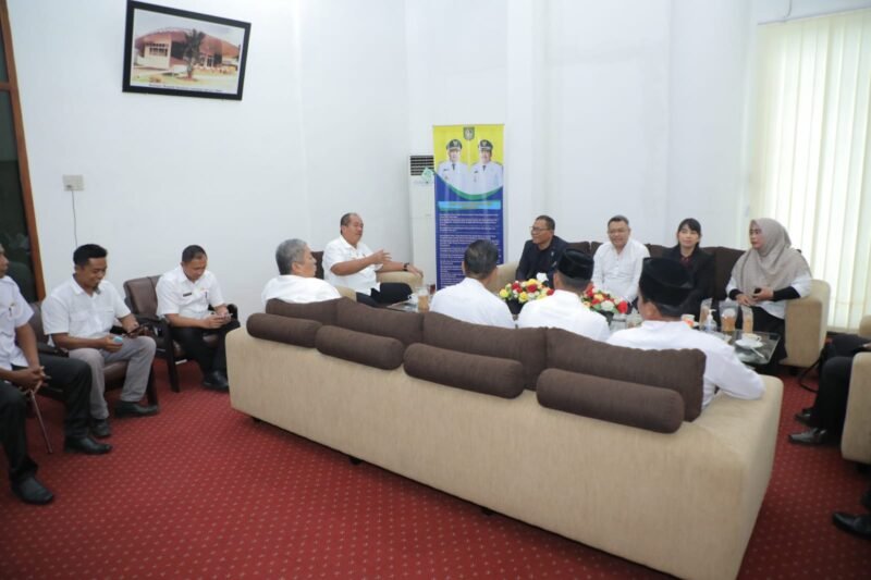 Wakil Bupati Asahan Taufik Zainal Abidin Siregar beserta beberapa Kepala Desa menyambut hangat General Manager Hotel Grand Marcure Medan Angkasa Rachmad Suwardi beserta rombongan di Kecamatan Sei Dadap, Rabu (01/03/2023)